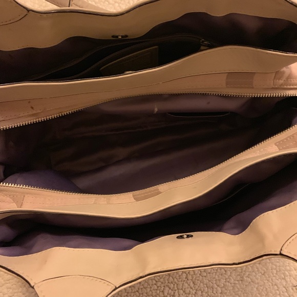 Coach purse in the color cream - Picture 6 of 7